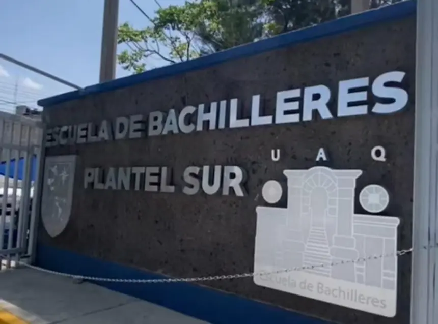 Estudiantes de la Preparatoria Sur de la UAQ solicitan un crucero seguro en Querétaro.