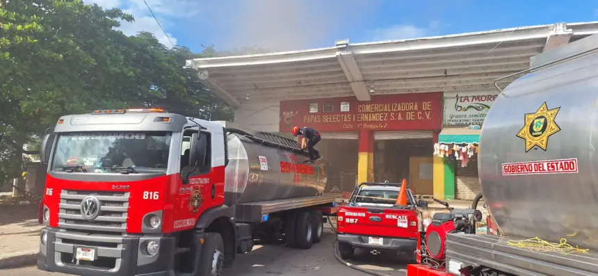Personal de la Secretaría de Seguridad Pública (SSP) de Yucatán labora en el control de un incendio