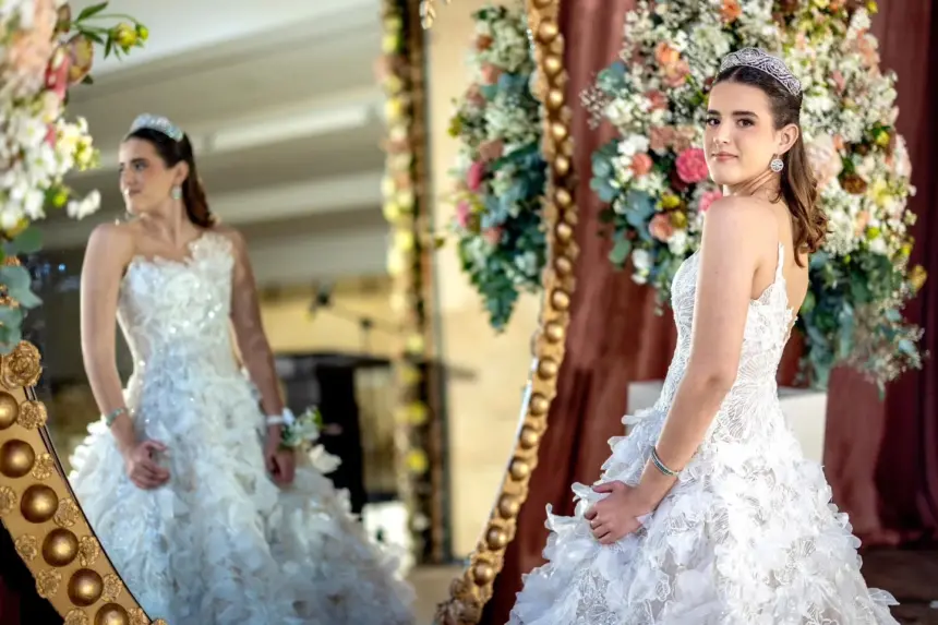 Decoración inspirada en palacios franceses para el Baile de Debutantes 2025 en el Club Campestre de