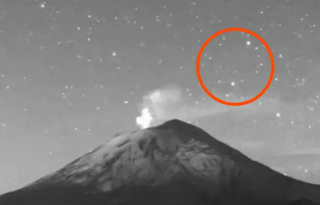 Imágenes de cámaras de vigilancia del volcán Popocatépetl captaron extraños objetos luminosos en la