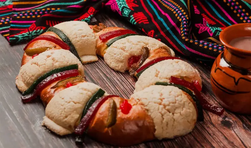 Una rosca de Reyes tradicional, decorada con frutas y azúcar, lista para ser partida en la celebraci