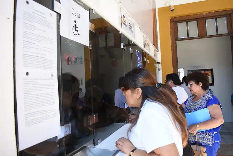 Ciudadanos acuden a realizar el pago de impuestos municipales en el Centro de Atención Municipal de