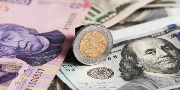 Símbolo del peso mexicano junto al dólar estadounidense.