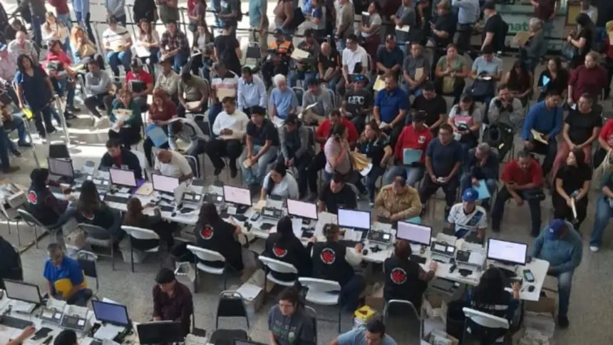 Largas filas se observaron en el Pabellón Ciudadano de Monterrey.