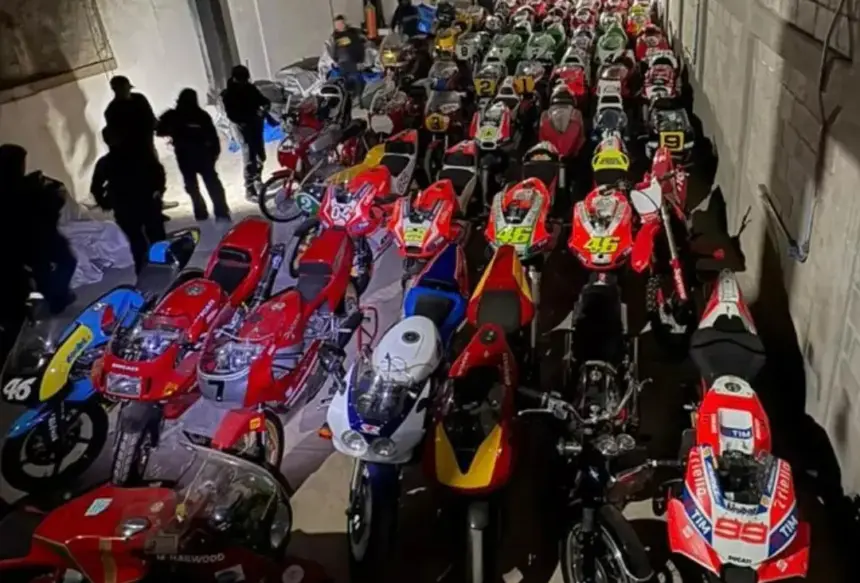 Motocicletas de alta gama incautadas en México, presuntamente ligadas a una red criminal internacional.
