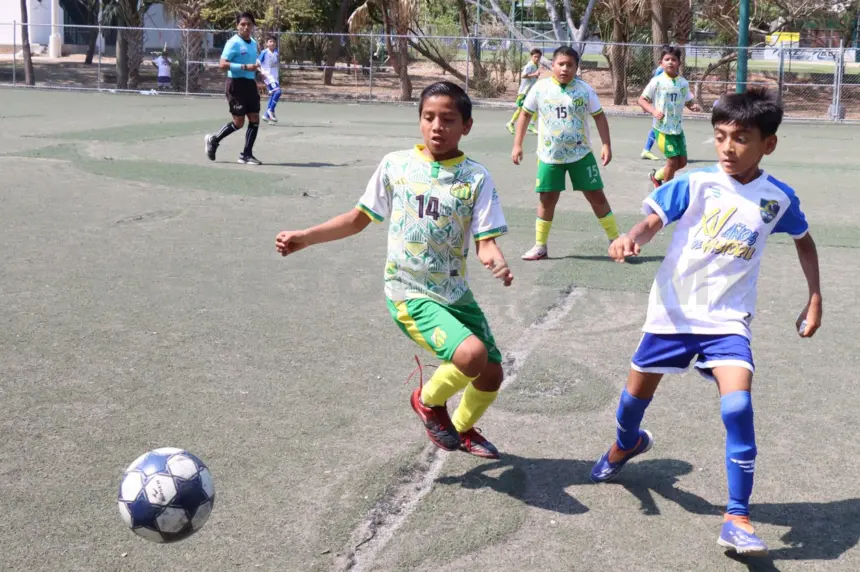 Jugadores del Club Deportivo Santos celebran una anotación durante un partido de la Liga Tuchtlán Chiapas.