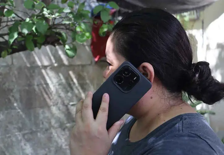 Ciudadanos realizan el registro de sus líneas telefónicas móviles en un centro de atención en Chetumal, Quintana Roo.