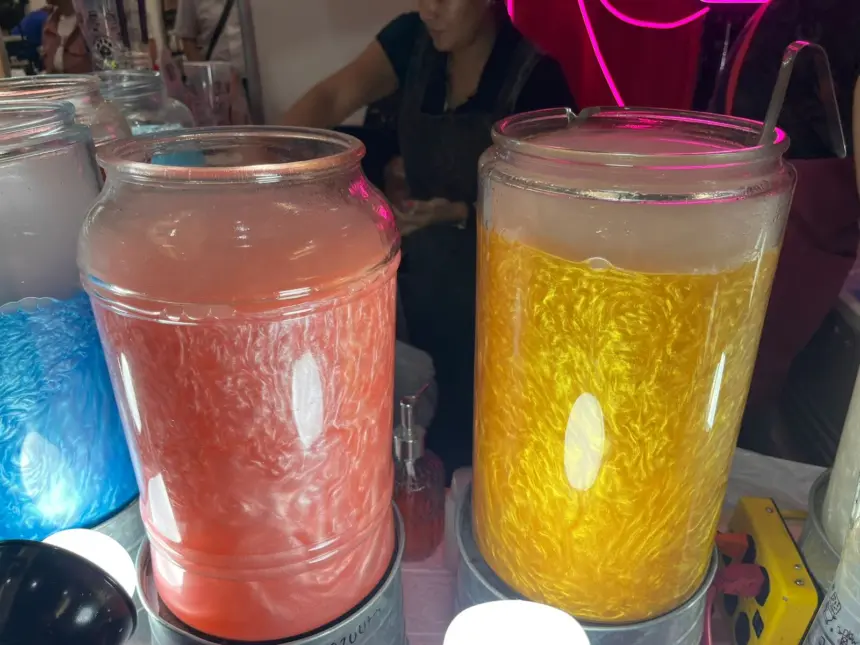 Bebidas de Black Ice exhiben colores vibrantes y efectos de humo, destacando la propuesta innovadora de este emprendimiento guanajuatense.
