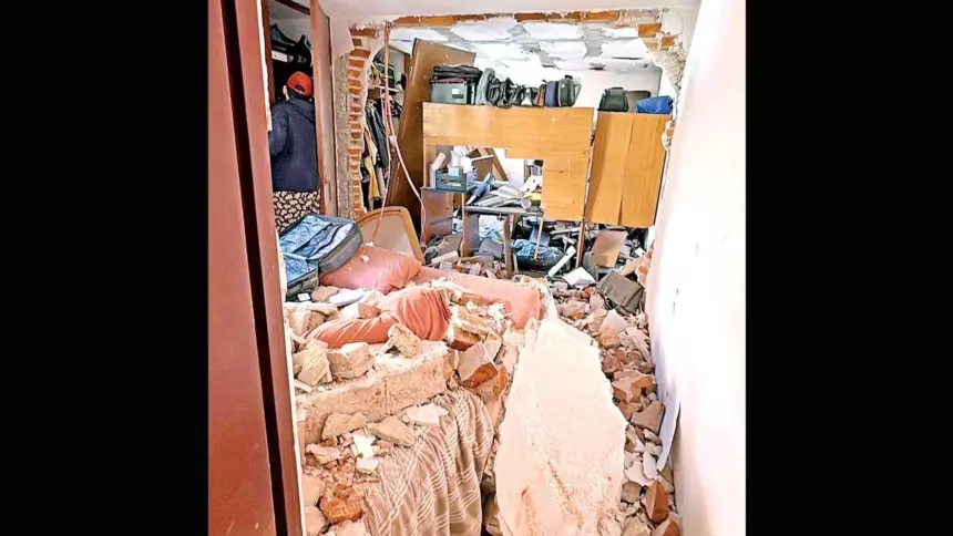Bomberos inspeccionan los daños en un edificio tras una fuerte explosión en la alcaldía Coyoacán.