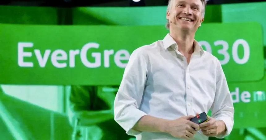 El CEO de Heineken durante su anuncio de salida en medio de cambios en la empresa.