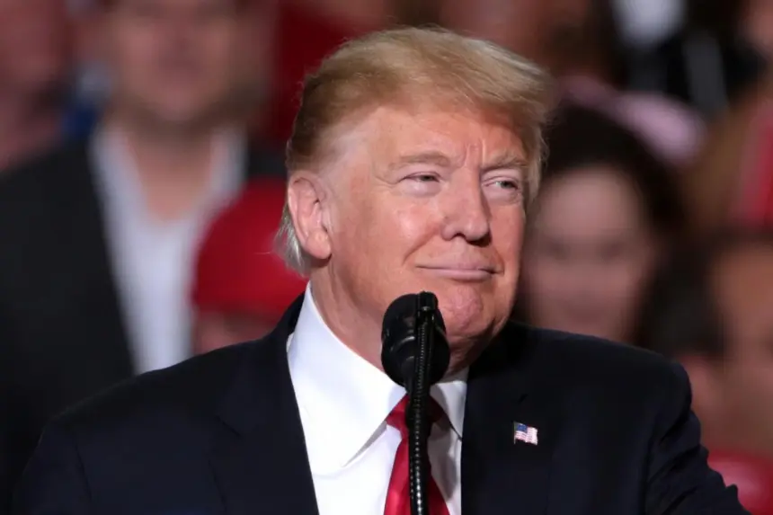 Donald Trump durante el anuncio de la imposición de aranceles a países que comercian con Irán