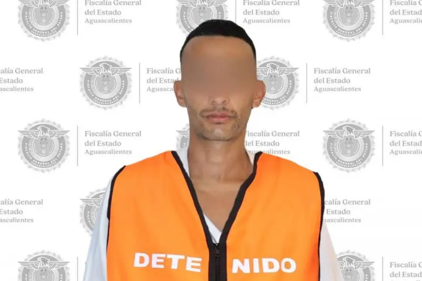 Agentes de seguridad y bomberos en el lugar del incendio y robo en tienda de Aguascalientes.