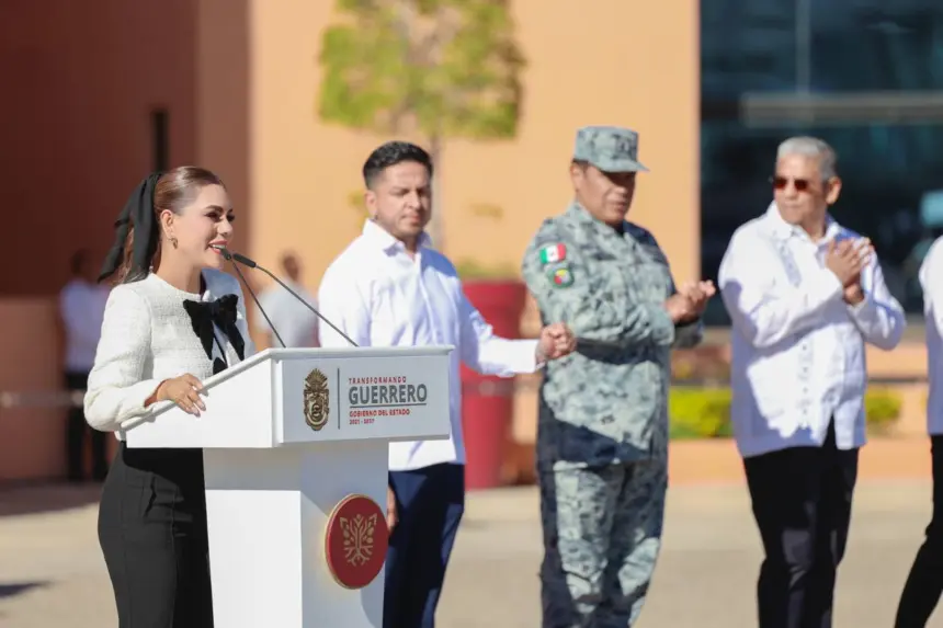 Evelyn Salgado durante ceremonia cívica en Guerrero, resaltando los logros del 2025.