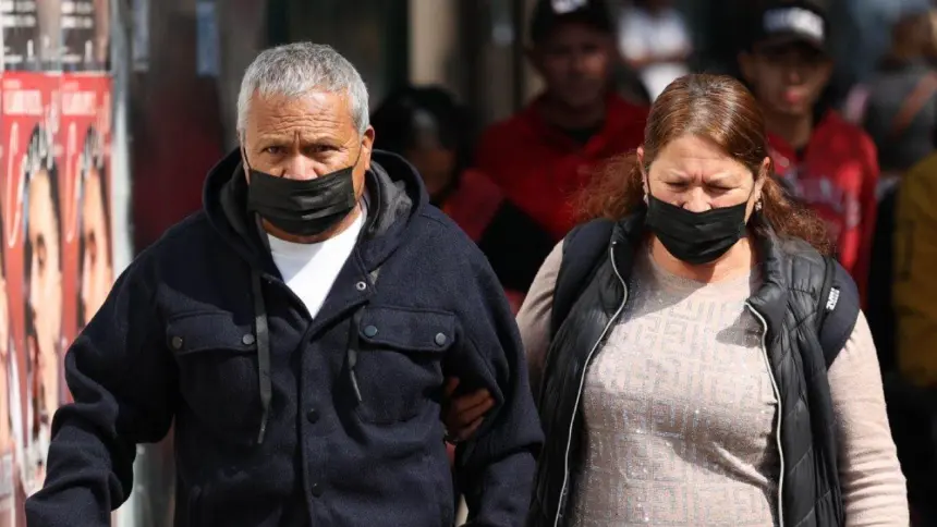 Autoridades de Hidalgo durante campaña de vacunación contra la influenza.