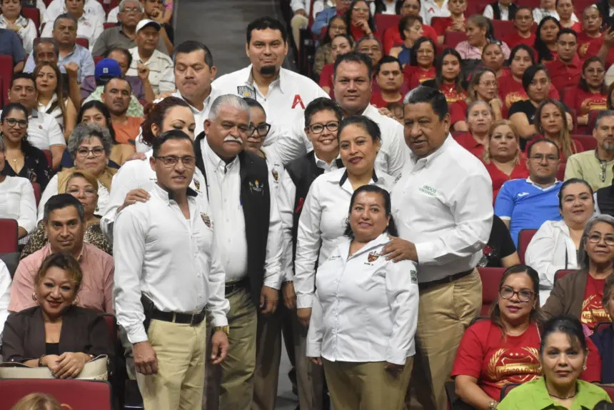 Líderes sindicales en Poza Rica durante reunión para fortalecer el servicio médico en Pemex.