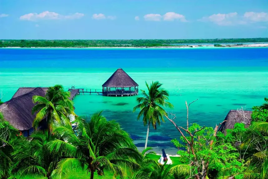 Turistas canadienses disfrutan del paisaje natural en Bacalar, Quintana Roo.