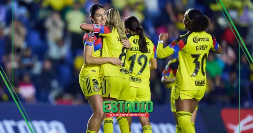 Jugadoras de América Femenil celebran un gol durante el partido contra Necaxa.