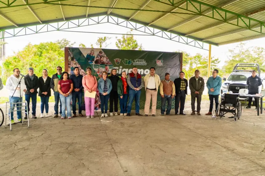 David Medina inicia el programa "Sigamos Construyendo Cerca de Ti" en la comunidad.
