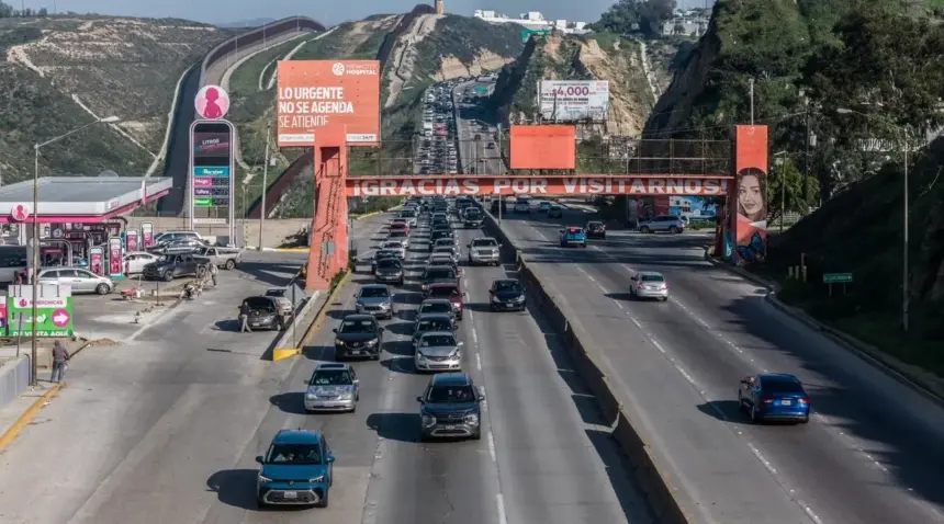 "Congestionamiento vehicular en la entrada a Playas de Tijuana tras accidente."