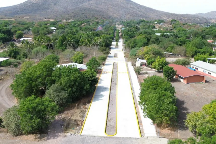 La presidenta Fanny Arreola durante la inauguración de la pavimentación en La Cofradía.