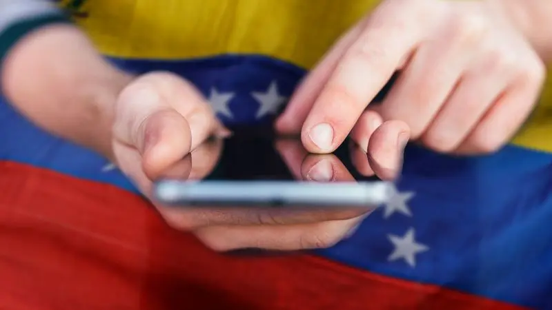 Ciudadanos venezolanos evitan conversaciones políticas por miedo a la revisión.