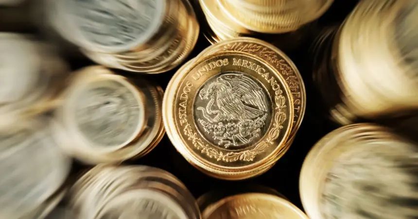 El peso mexicano se consolida como opción de inversión, pero enfrenta riesgos económicos.