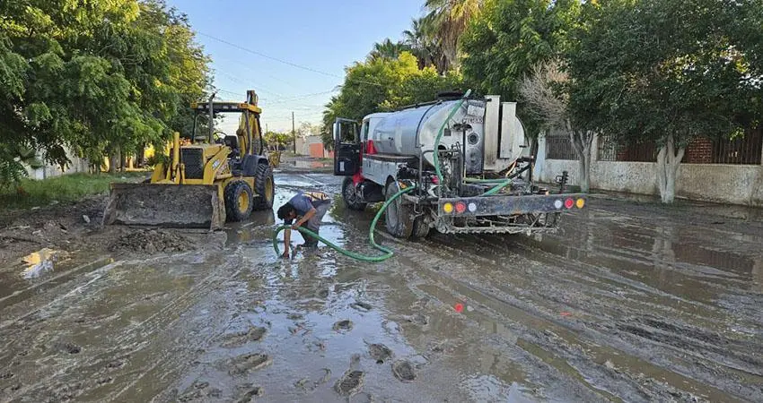Operativo de limpieza en La Paz, Baja California Sur, tras las lluvias.