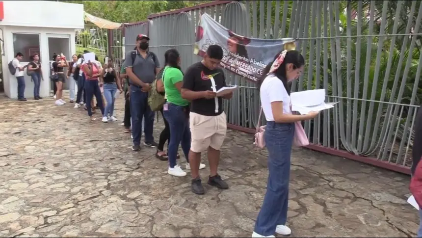 Jóvenes acapulqueños participan en la feria de empleo organizada por el Gobierno Municipal.