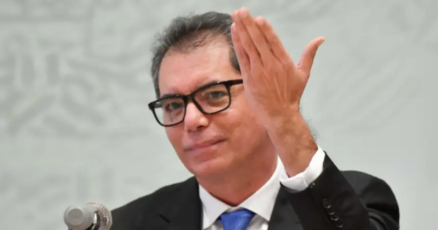 "Edgar Amador anuncia la reducción del déficit fiscal en Palacio Nacional."