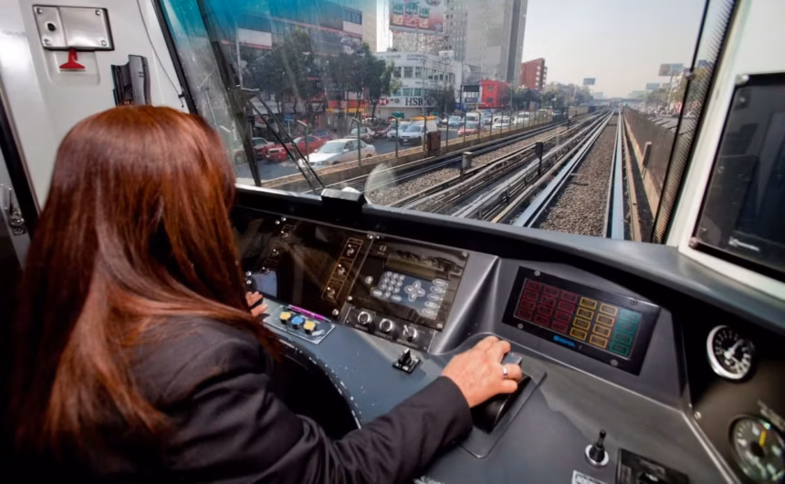 Trabajadores del Metro exigen mejoras laborales en su marcha hacia el Zócalo.