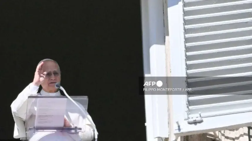 "El Papa León XIV se dirige a la multitud desde el Vaticano durante la oración del Ángelus."