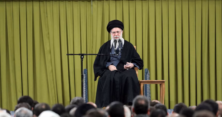 Alí Khamenei durante su discurso sobre las amenazas de EE. UU. en Teherán.