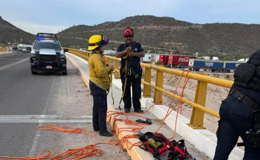 Rescate de una mujer en un puente en La Paz, Baja California Sur.