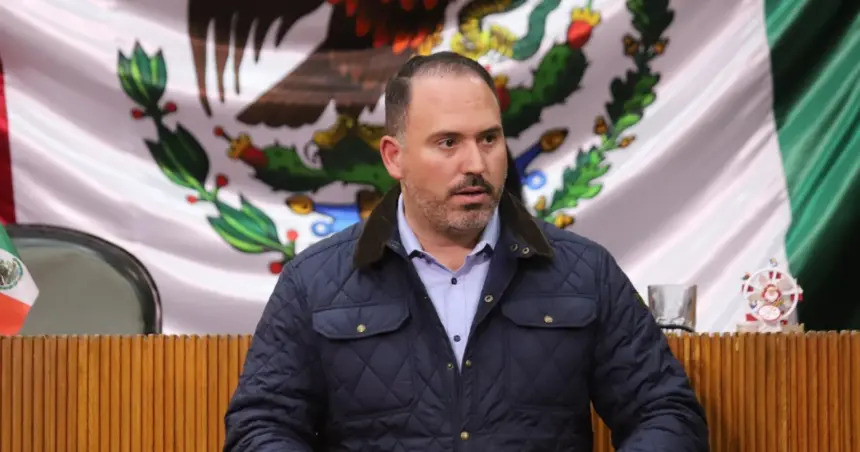 Mario Soto Esquer presenta la reforma para mejorar espacios deportivos en comunidades.