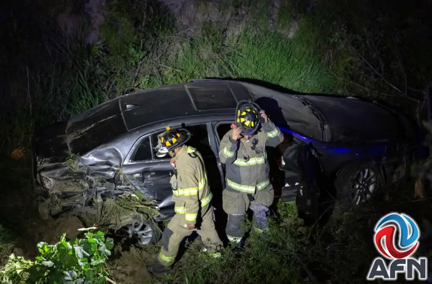 Rescate de conductora por bomberos en el Libramiento Sur de Tijuana.