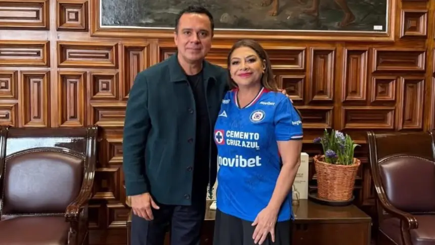 "Víctor Velázquez junto a Clara Brugada durante la reunión sobre el nuevo estadio."