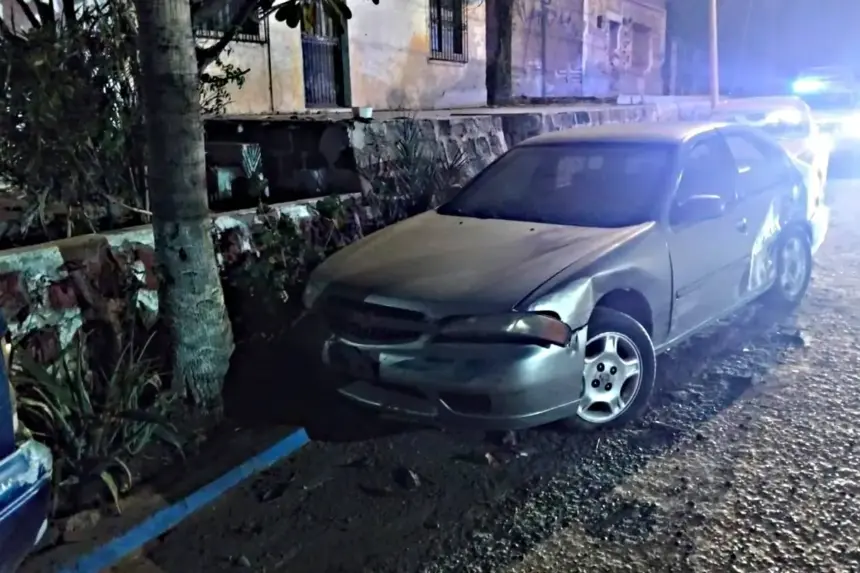Un accidente dejó daños materiales significativos en el centro de La Paz, pero no se reportan heridos.