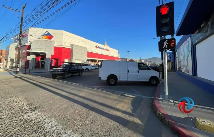 La infraestructura vial de Ensenada se ve afectada por la cantidad ineficiente de semáforos y baches.