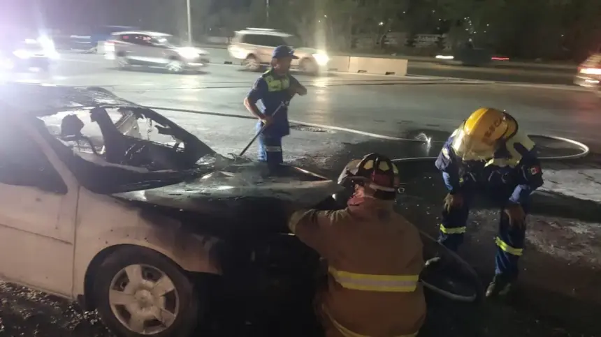 Un vehículo se incendió sin dejar heridos. La vialidad se vio afectada brevemente.