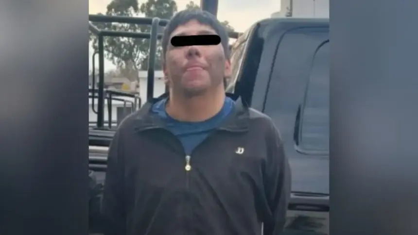 Un hombre fue arrestado tras presuntamente agredir a una mujer en un estacionamiento.
