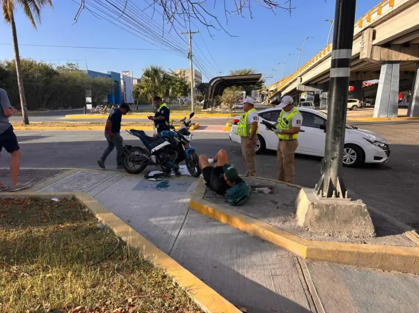 El choque ocurrió en el Bulevar Playa del Carmen y dejó al motociclista con lesiones leves.