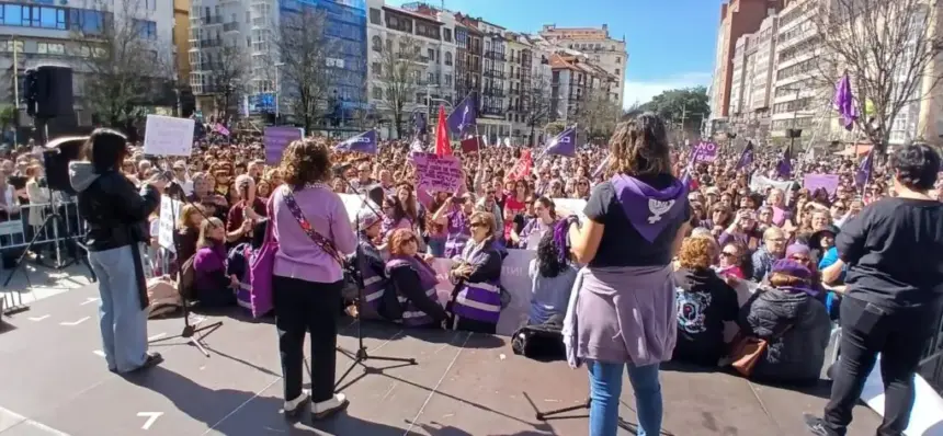 La manifestación del 8 de marzo exigió medidas efectivas contra la violencia y el derecho a una vivienda digna.