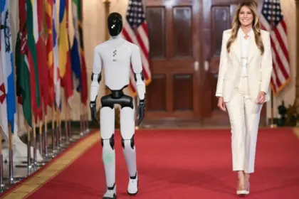 melania trump aparece con un dron 140641 1024x576 1