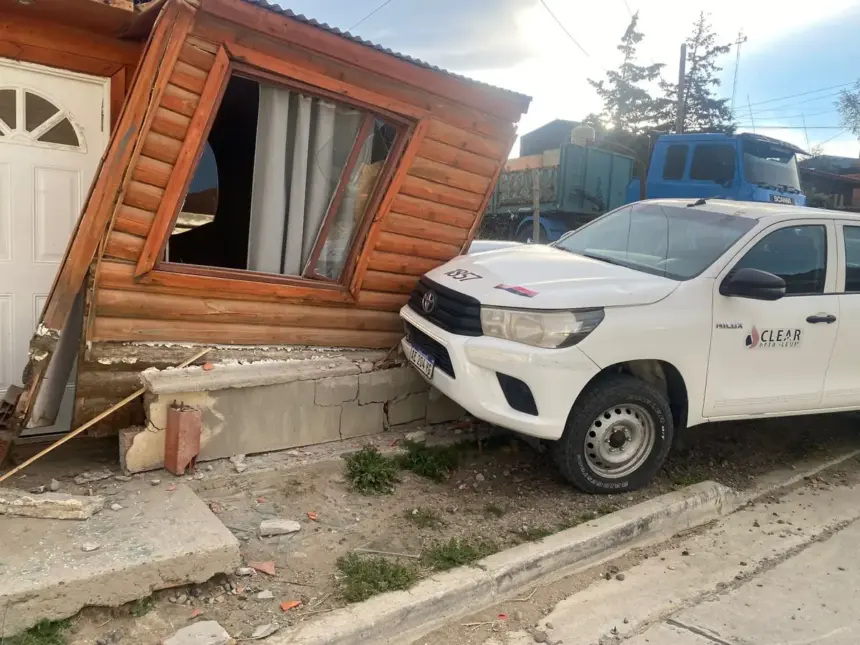 Una Toyota Hilux estacionada se desplazó y chocó; no hay heridos.