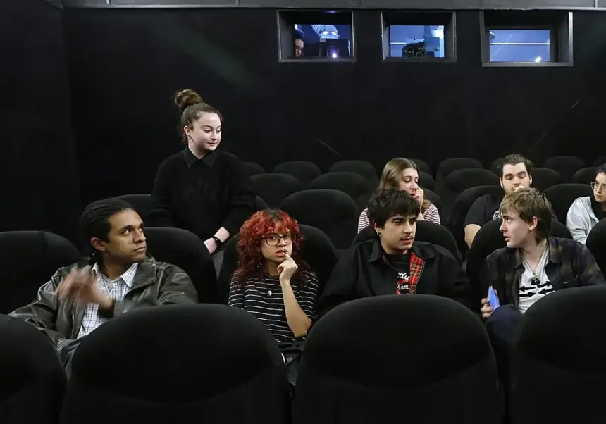 Un grupo de jóvenes se reúne para elegir qué películas ver en funciones conjuntas, superando la falta de propuestas en cines.