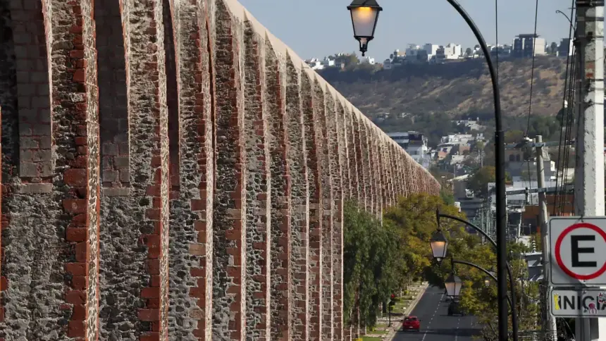 La celebración coincide con protestas por el acceso al agua en medio de escasez.