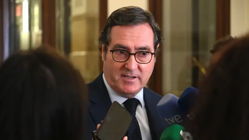 La CEOE denuncia la aprobación de reformas sin consulta previa a la patronal.