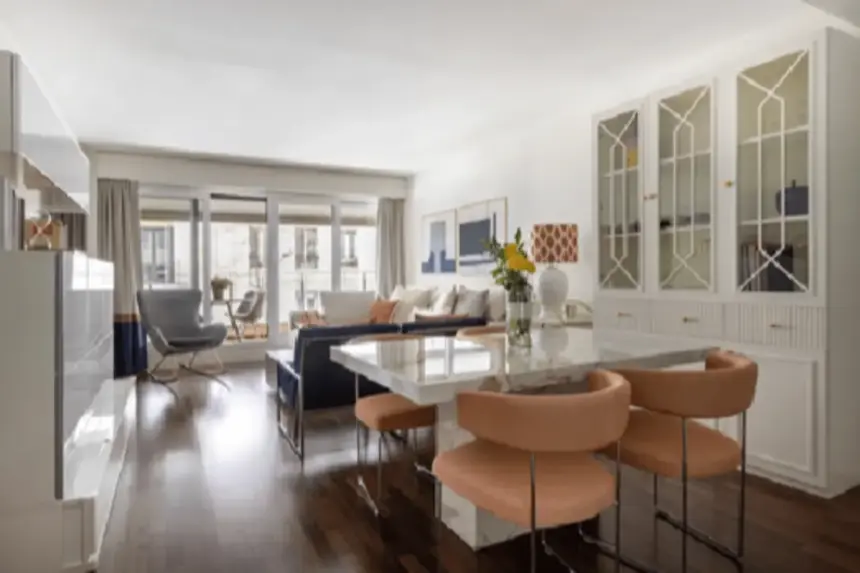 Un proyecto de diseño interior moderniza un hogar familiar con elegancia y funcionalidad.
