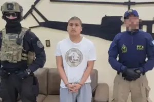 El regreso del imputado por un triple crimen despierta gran atención pública.