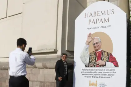 El Papa estadounidense destaca por su mensaje de paz en tiempos convulsos y su postura crítica hacia el presidente Trump.